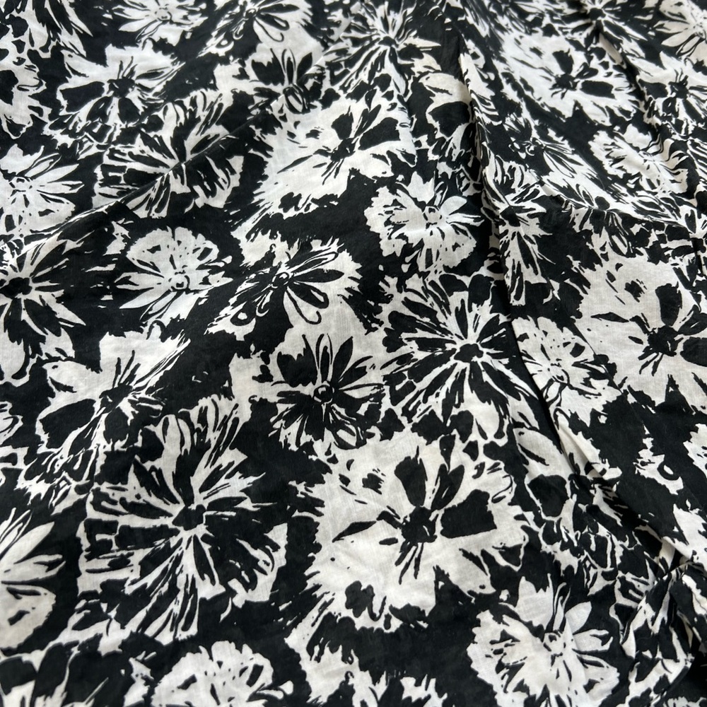 LOFT Monochrome Floral Sleeveless Blouse - Picture 4 of 4